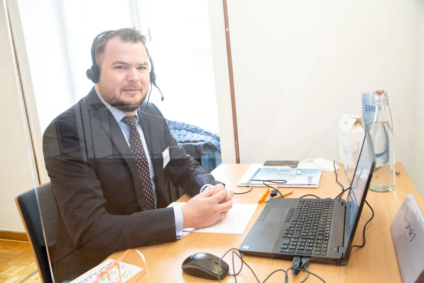 Mann vor einem Laptop