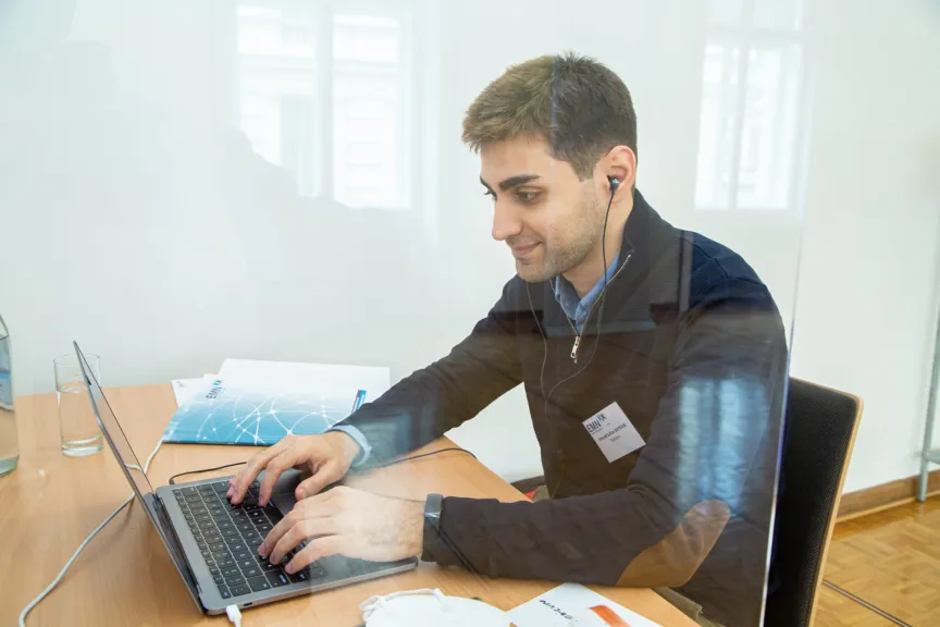 Mann vor einem Laptop