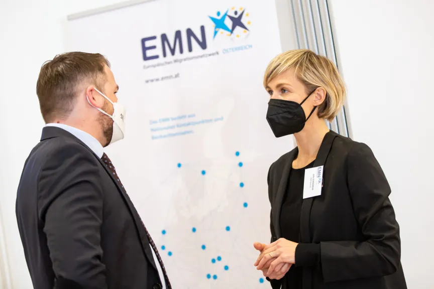 Zwei Personen sprechen miteinander