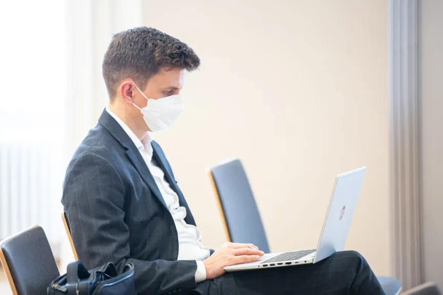 Mann vor einem Laptop