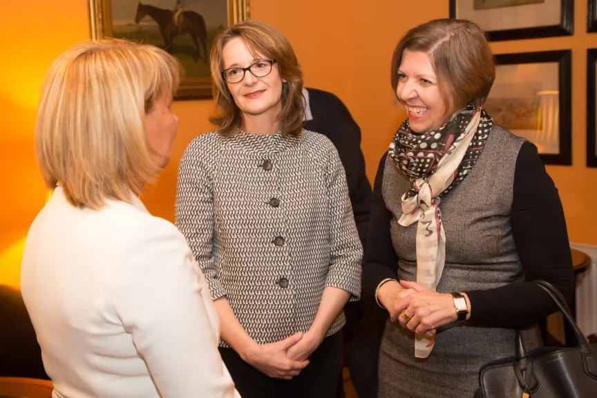 Drei Frauen im Gespräch