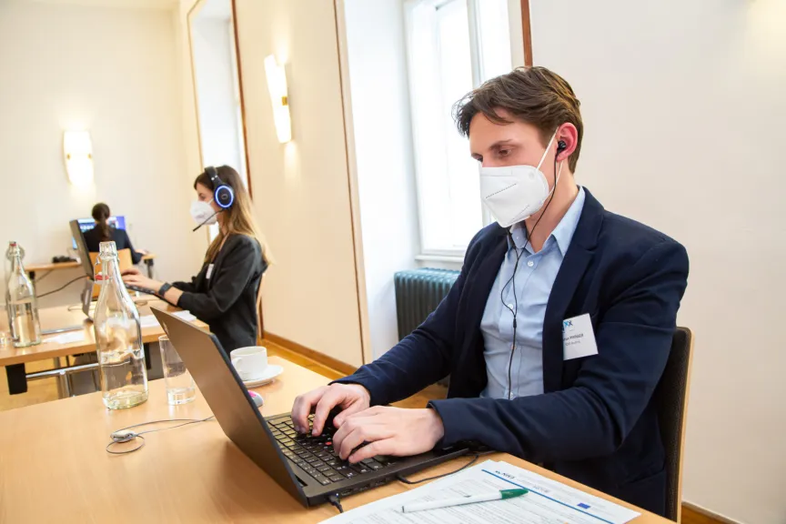 Mann vor einem Laptop