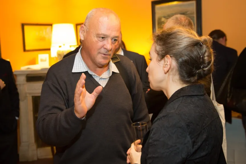 Zwei Menschen unterhalten sich