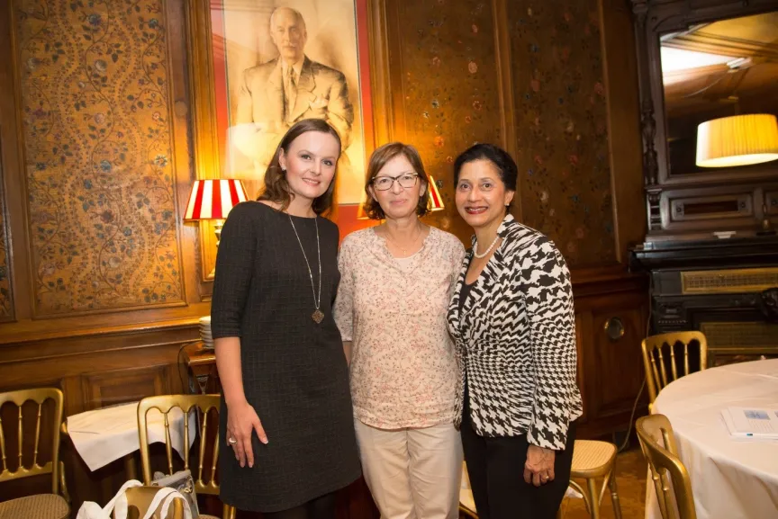 Gruppenfoto. drei Personen schauen in die Kamera
