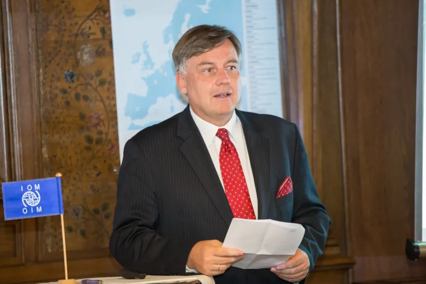 Mann im Anzug hält eine Rede