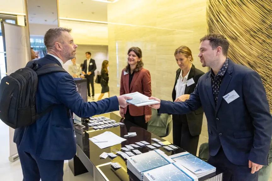 Menschen bei einem Marketingstand
