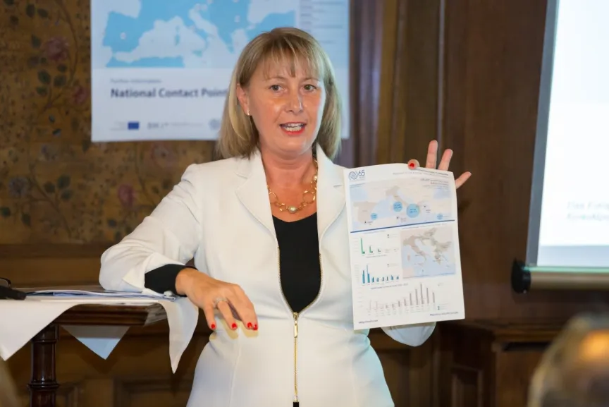 Frau hält eine Rede