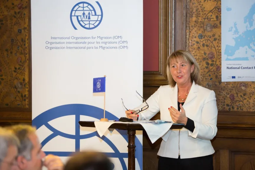 Frau hält eine Rede