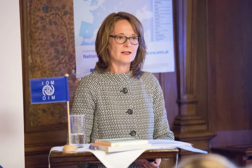 Frau hält eine Rede