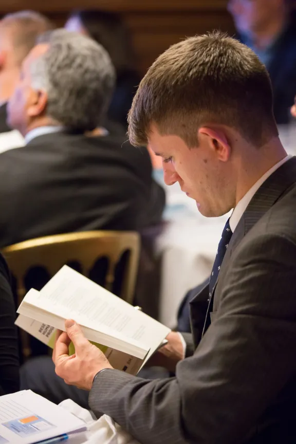 Mann liest ein Dokument