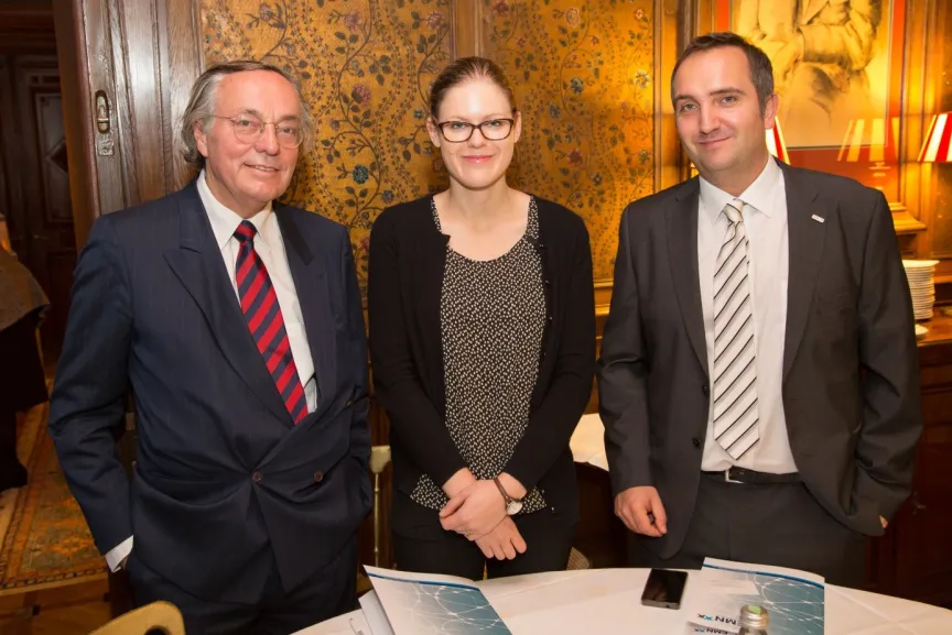 Gruppenfoto. drei Personen schauen in die Kamera