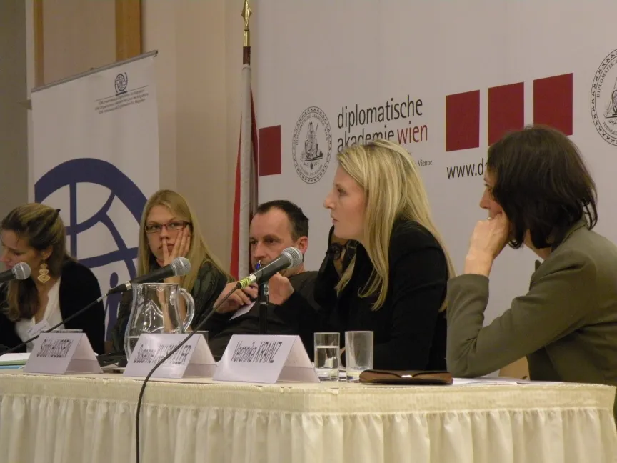 Vortragende vorm Mikrofon