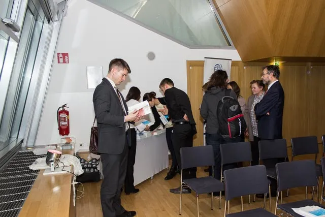 Menschen lesen Broschüren