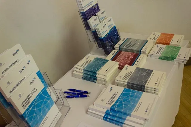 Tisch mit Informationsmaterial