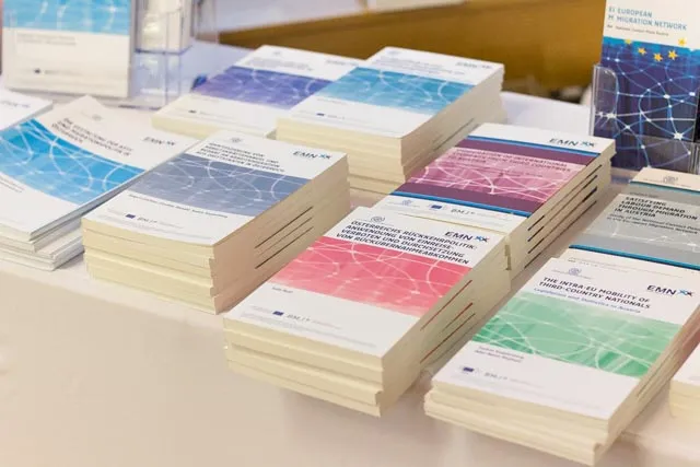 Informationsbroschüren auf einem Tisch 