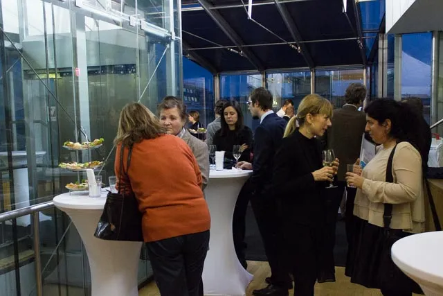 Menschen im Gespräch miteinander