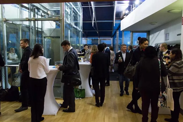 Menschen im Gespräch miteinander