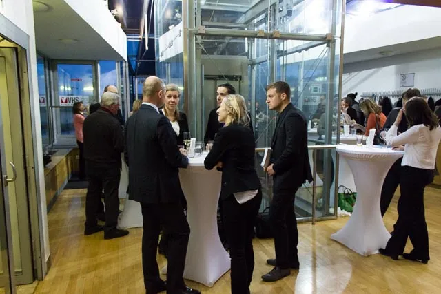 Menschen im Gespräch miteinander