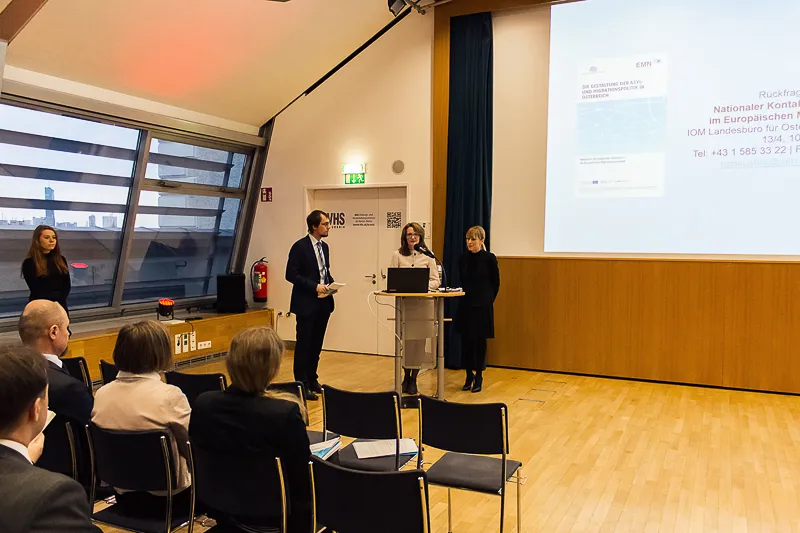 Vortragende vor einer Leinwand