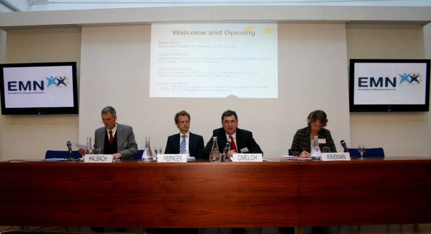 Vortrag mit Rednern und Rednerinnen sitzend an einem großem Tisch