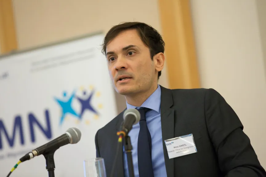 Mann spricht in ein Mikrofon