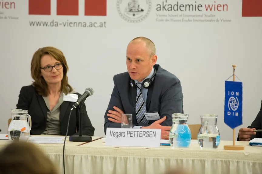 Mann spricht in ein Mikrofon