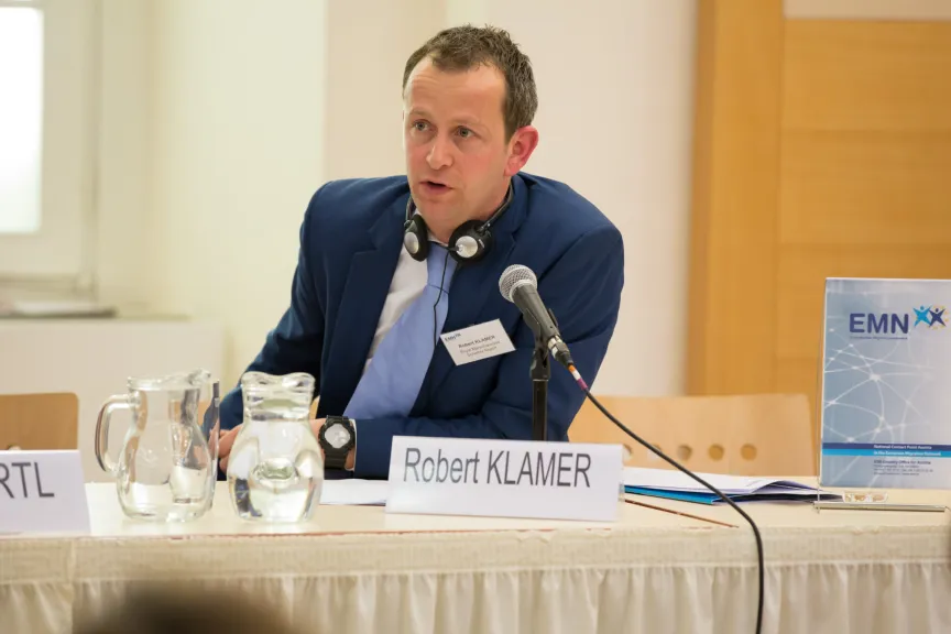 Mann spricht in ein Mikrofon