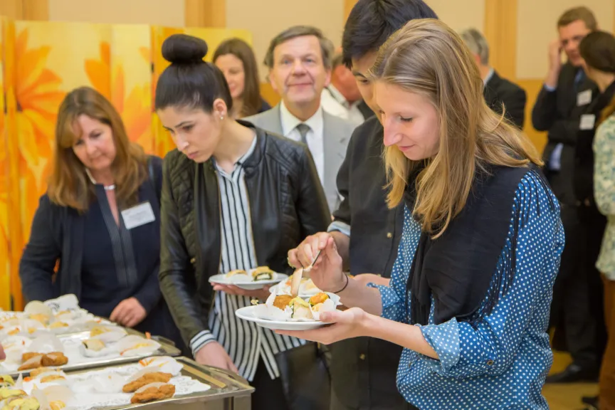 Konversation von verschiedenen Gästen der Veranstaltung