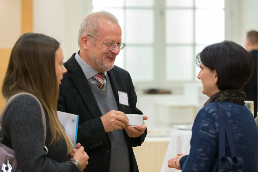 Konversation von verschiedenen Gästen der Veranstaltung