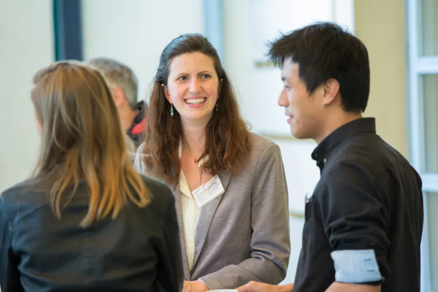 Konversation von verschiedenen Gästen der Veranstaltung