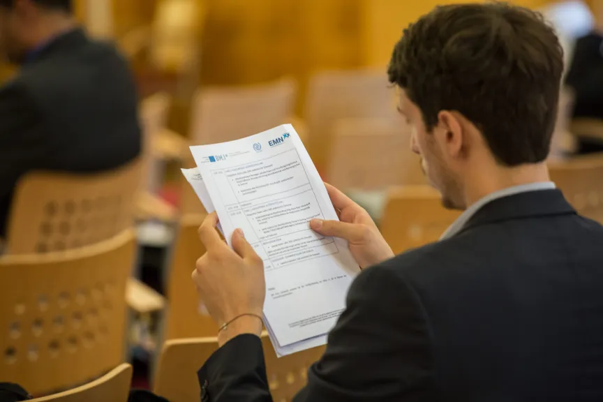 Mann liest die Agenda