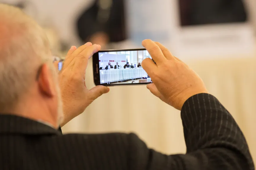 Mann macht ein Handyfoto