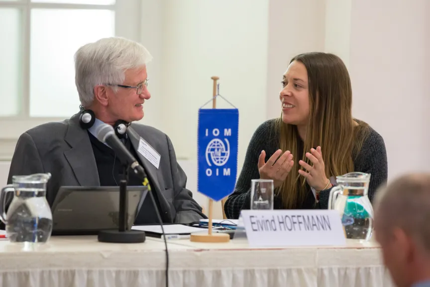 Frau und Mann am Rednerpult