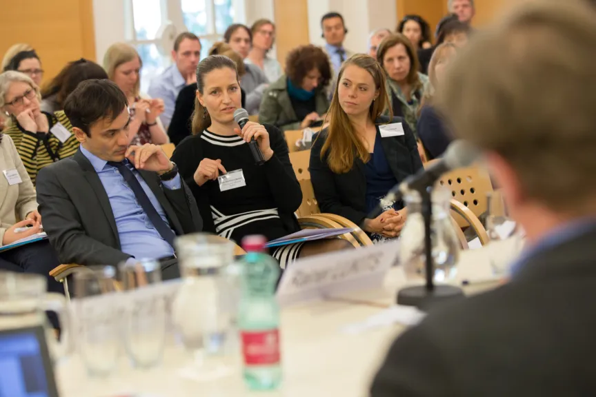 Frau im Publikum stellt eine Frage