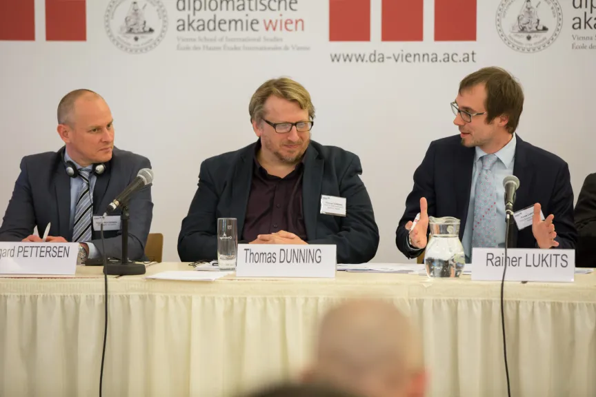 drei Männer am Podium