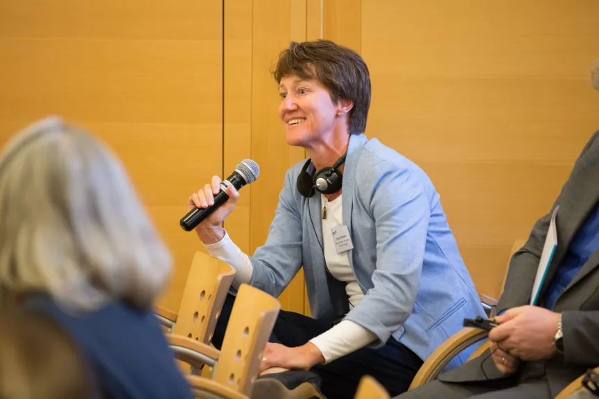 Frau mit Mikrofon in der Hand