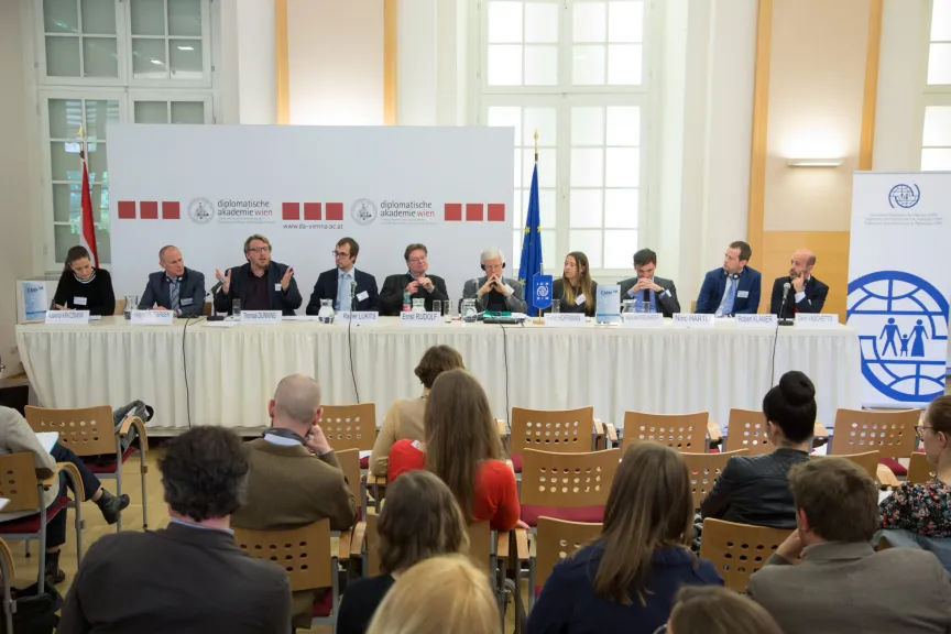 Tagung Vortragende sitzend an einem langem Tisch