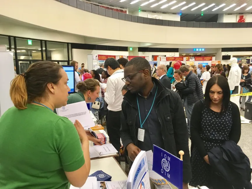 Menschen an einem Marketingstand