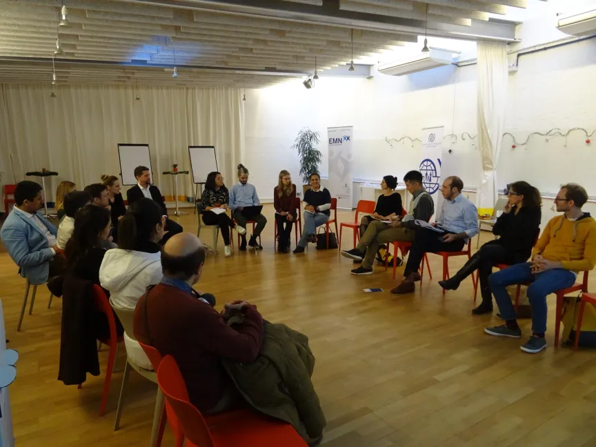 Gesprächsrunde mit vielen Menschen