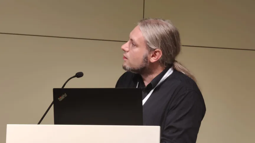 Mann vor einem Mikrofon