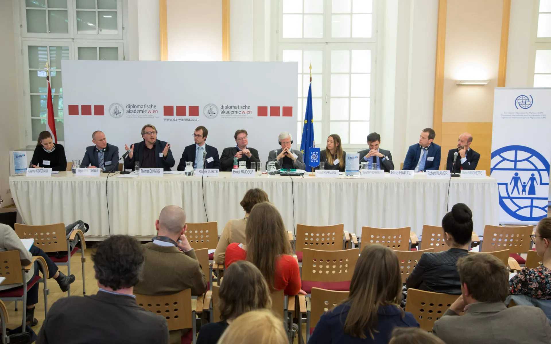 Tagung Vortragende sitzend an einem langem Tisch