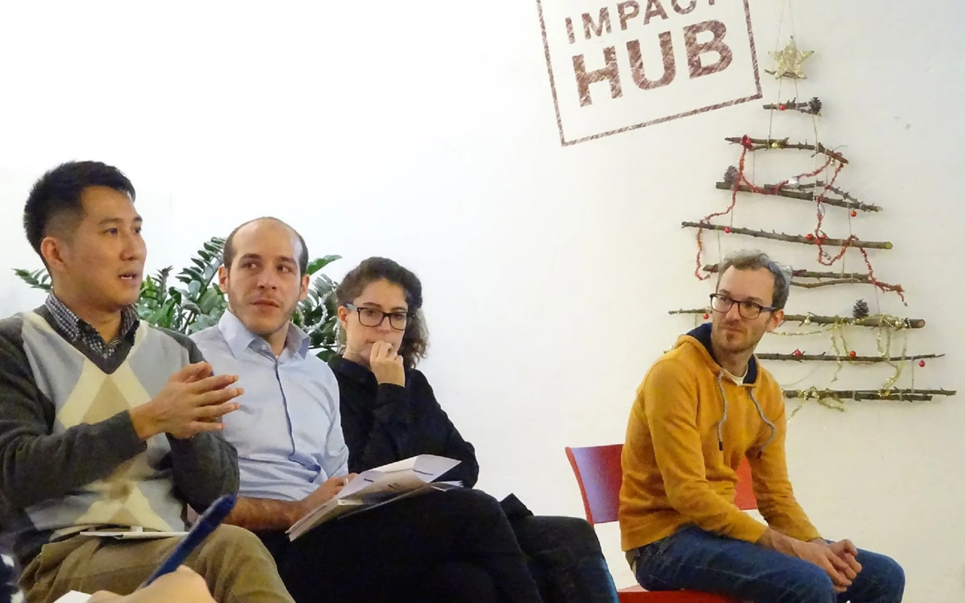 vier personen in einer Gesprächsrunde