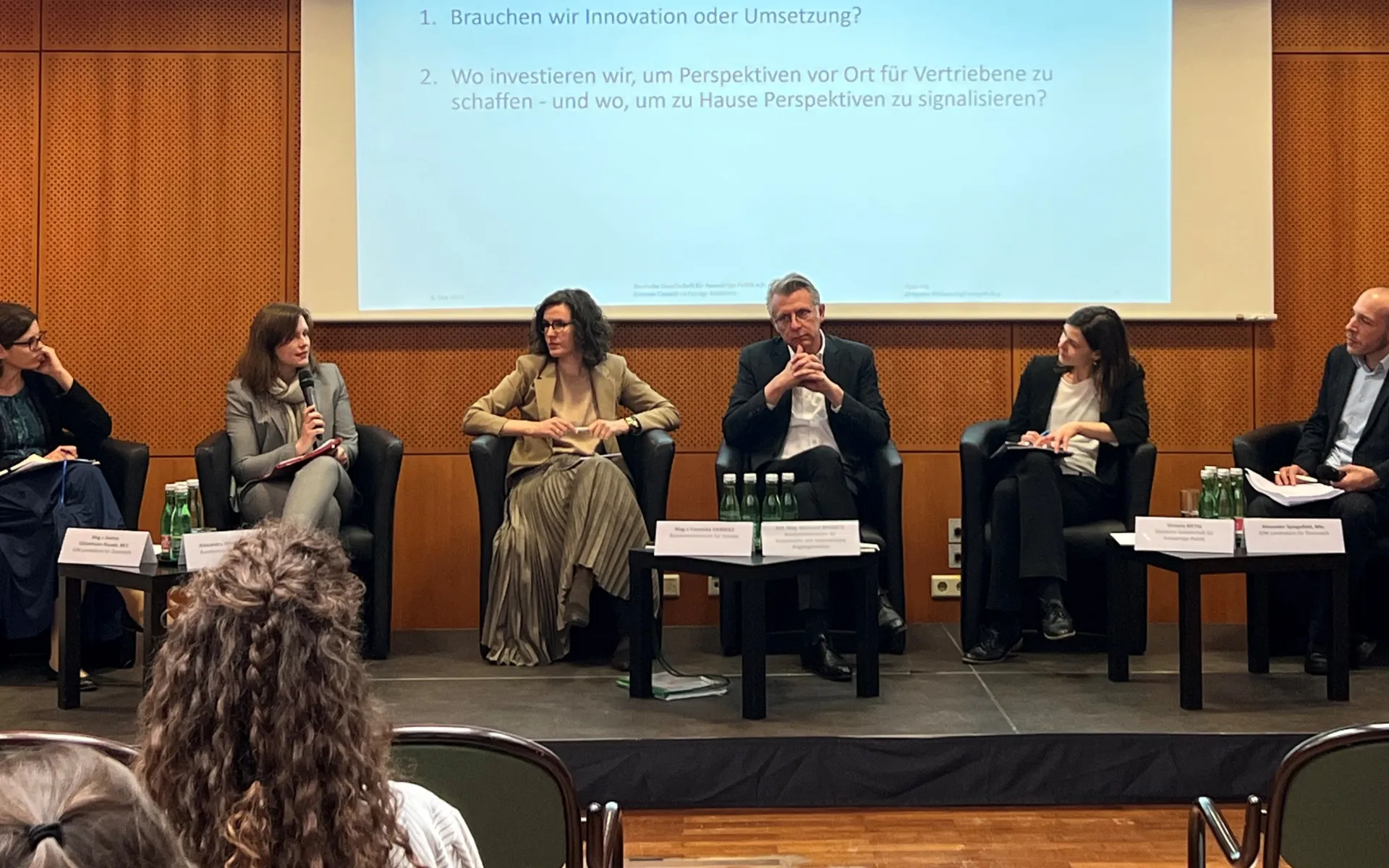 Podiumsdiskussion von 6 Personen auf einer Bühne