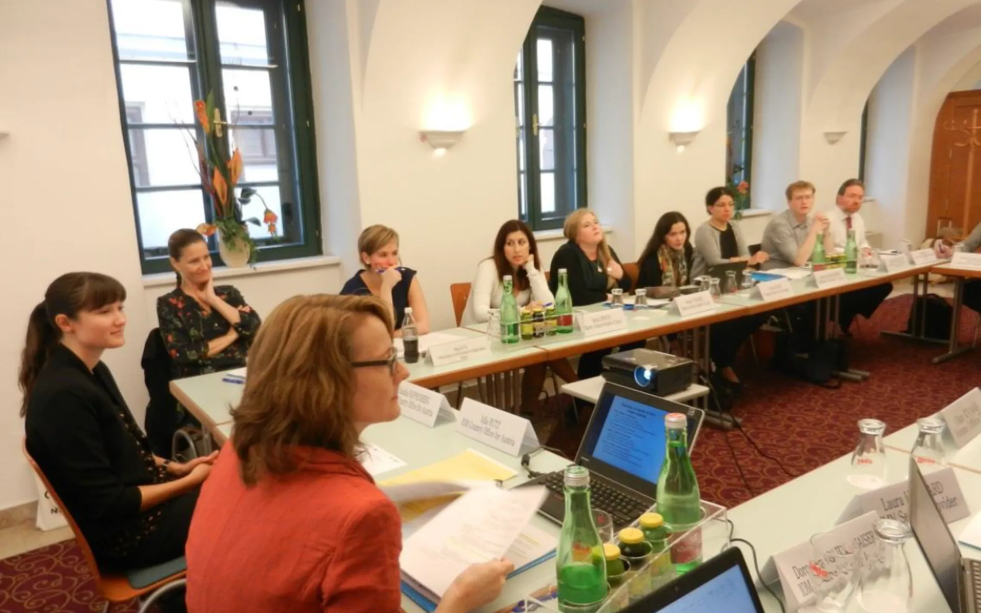 Teilnehmer:innen sitzen an Tischen