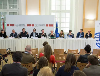 Tagung Vortragende sitzend an einem langem Tisch