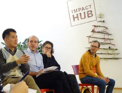 vier personen in einer Gesprächsrunde