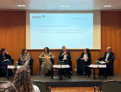 Podiumsdiskussion von 6 Personen auf einer Bühne